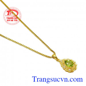 Người ta tin rằng loại đá này có nguồn năng lượng tích cực tác động đến hệ tuần hoàn máu, từ đó giúp cải thiện hệ tim mạch,Bộ dây Peridot hình giọt nước