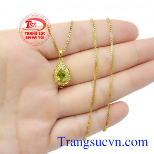 Về phong thủy, màu xanh là bản mệnh của người mệnh Mộc và là màu tương sinh với mệnh Hỏa, vì thế 2 mệnhnày sở hữu đá Peridot sẽ rất tốt,Bộ dây Peridot hình giọt nước