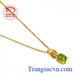 Kết hợp cùng dây chuyền vàng tây nhập khẩu tạo nên một bộ sản phẩm hết sức hài hòa, trang nhã,Bộ dây Peridot thanh lịch