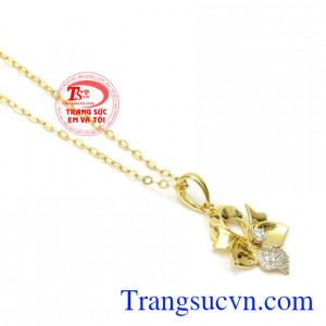 Sản phẩm dễ kết hợp với nhiều trang phục mang lại vẻ thướt tha, kiều diễm cho phái nữ. Bộ mặt dây nữ duyên dáng