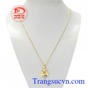 Bộ mặt dây nữ duyên dáng được thiết kế lấy cảm hứng từ bông hoa mùa xuân mang lại sức sống, tươi mới cho phái đẹp.
