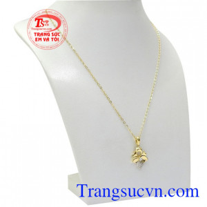 Bộ sản phẩm sẽ là sự lựa chọn hàng đầu dành cho những cô nàng yêu thích sự nữ tính, yêu kiều. Bộ mặt dây nữ duyên dáng