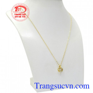 Bộ sản phẩm này được thiết kế trẻ trung mang lại hạnh phúc bền lâu, là món quà mà các cô gái mong muốn. Bộ mặt dây nữ yêu kiều