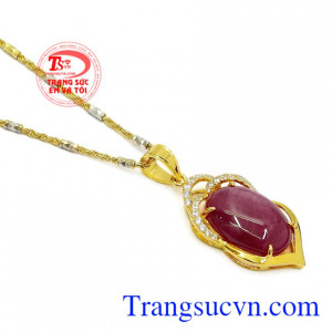 Bộ sản phẩm là món quà đầy trang trọng dành cho những người thương yêu với ý nghĩa may mắn. Bộ mặt dây Ruby trang nhã