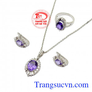Kiểu dáng trẻ trung, hợp thời trang mang đến cho chủ nhân sự tự tin và nữ tính,Bộ nữ trang thạch anh tím nổi bật