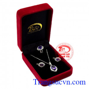 Bộ trang sức dễ dàng kết hợp cùng nhiều loại trang phục và phù hợp với mọi lứa tuổi,Bộ nữ trang thạch anh tím nổi bật