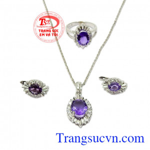 Theo phong thủy, đá thạch anh tím là lá bùa may mắn cho người mệnh Thổ và Hỏa,Bộ nữ trang thạch anh tím nổi bật