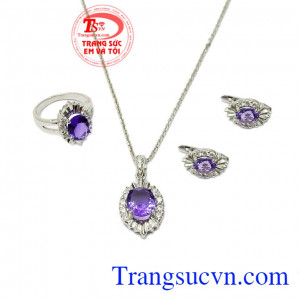Bộ nữ trang thạch anh tím nổi bật là sự kết hợp hài hòa giữa vàng tây 14k và đá thạch anh tím thiên nhiên,Bộ nữ trang thạch anh tím nổi bật