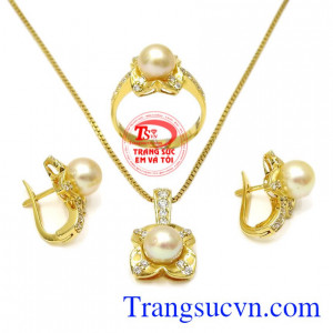 Ngọc trai là viên ngọc cao quý, khi xưa được nữ hoàng, các gia đình quý tộc ưa chuộng. Bộ trang sức ngọc trai thanh lịch