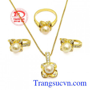 Bộ trang sức ngọc trai thanh lịch đảm bảo chất lượng, bảo hành uy tín.