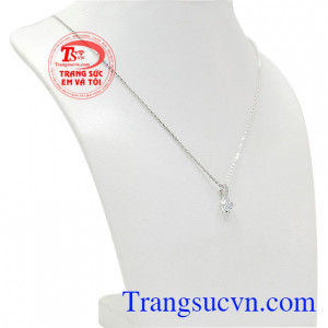 Bộ trang sức nữ gắn đá cá tính được chế tác từ vàng trắng 10k đảm bảo độ bền đẹp, sáng bóng. 