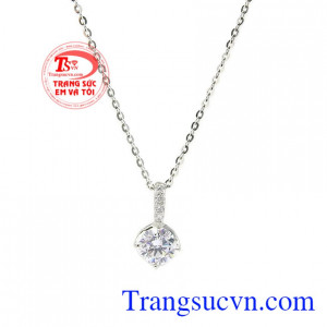 Thiết kế tinh tế, phong cách thích hợp với nhiều lứa tuổi. Bộ trang sức nữ gắn đá cá tính