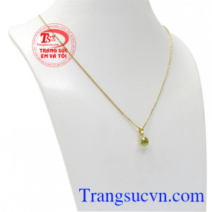 Bộ trang sức peridot tinh tế là món quà vô cùng ý nghĩa dành tặng cho người phụ nữ mà bạn yêu thương.