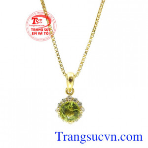 Sản phẩm kết hợp vàng màu cùng đá peridot thiên nhiên tạo nên bộ sản phẩm hài hòa cả về màu sắc và kiểu dáng. Bộ trang sức peridot tinh tế