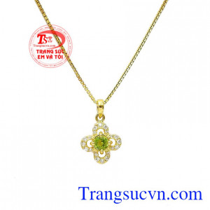 Màu xanh của đá peridot thể hiện cho khát vọng vươn lên, sự tự do trong tâm hồn. Bộ trang sức peridot yên bình