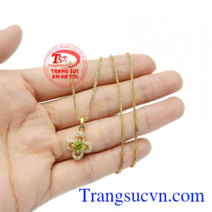 Sản phẩm thích hợp với nhiều độ tuổi bởi thiết kế mới mẻ hợp thời trang. Bộ trang sức peridot yên bình