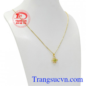 Bộ trang sức peridot yên bình mang đến cho người dùng một bộ trang sức tinh tế, nhẹ nhàng mà đầy sức sống. 