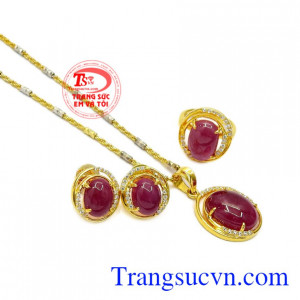 Đá Ruby là viên đá thường được biết đến khi gắn cùng các bộ trang sức nhưng ít người biết được lợi ích của việc sử dụng viên đá này. Bộ trang sức Ruby nổi bật