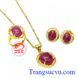 Bộ trang sức Ruby nổi bật là bộ sản phẩm mới của trang sức Em và Tôi được chế tác công phu từ đá Ruby đắt giá mang lại sự cao cấp cho sản phẩm.