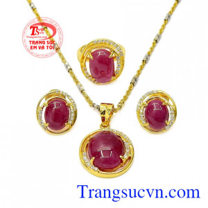 Trong phong thủy, Ruby là lá bùa hộ mệnh dành cho những người mệnh Thổ và Hỏa, không chỉ vậy viên đá này giúp cải thiện sức khỏe cho người dùng. Bộ trang sức Ruby nổi bật 