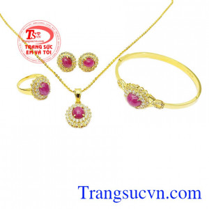 Bộ trang sức ruby nữ hoàng là sự kết hợp của mặt dây, dây chuyền, hoa tai, nhẫn và vòng tay.