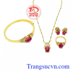 Bộ trang sức ruby sao lấp lánh là sự kết hợp của vàng tây và ruby sao thiên nhiên. 
