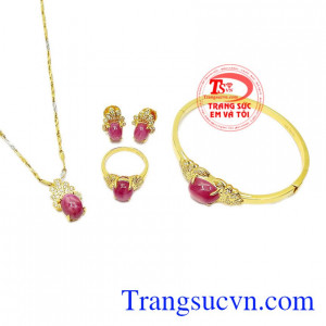 Phong cách trẻ trung, hợp thời trang sẽ giúp người đeo trở nên ấn tượng hơn. Bộ trang sức ruby sao lấp lánh