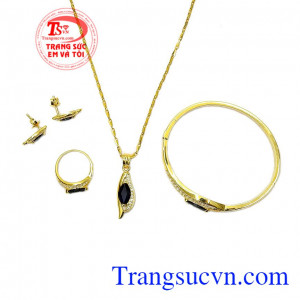 Đá Sapphire là món quà mà thiên nhiên ban tặng cho nhân loại, trong đó Sapphire xanh được yêu thích nhất,Bộ trang sức Sapphire nổi bật