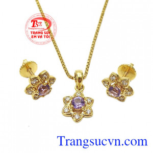 Bộ trang sức thạch anh tím may mắn mang đến cho người dùng một thiết kế tươi mới trang đầy sức sống. 