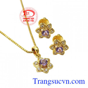 Bộ sản phẩm kết hợp hài hòa giữa vàng tây, đá thiên nhiên cùng những viên đá nhân tạo lấp lánh càng tô điểm thêm cho bộ nữ trang. Bộ trang sức thạch anh tím may mắn