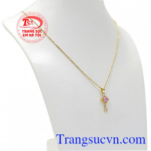 Bộ trang sức saphir cách điệu là kết hợp hài hòa giữa vàng tây và đá quý thiên nhiên saphir. 