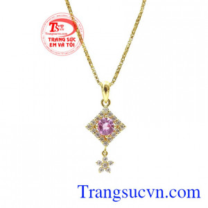 Thiết kế nổi bật, ấn tượng, mang lại cho phái nữ một sản phẩm độc đáo và tinh tế. 