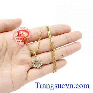 Bộ trang sức được chế tác làm tôn lên nét nữ tính của phái đẹp. Bộ trang sức vàng tây lấp lánh