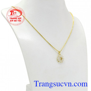 Bộ trang sức vàng tây lấp lánh mang phong cách tinh tế và đầy nữ tính.
