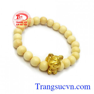 Dâu tằm giúp bé tránh giật mình, tránh khóc đêm, tránh đổ mồ hôi trộm, giúp bé ngủ ngon, người xưa còn quan niệm vòng dâu tằm còn có tác dụng xua đuổi tà ma