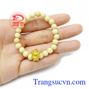 Với ý nghĩa và tác dụng tuyệt vời như trên nên vòng dâu tằm rất được các gia đình ưa chuộng sử dụng cho các bé