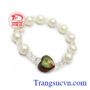 Chuỗi tay mân côi may mắn bằng ngọc trai rất được mọi người ưa chuộng, càng tăng thêm may mắn, tài lộc khi đeo bên mình