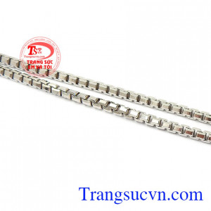 Dây chuyền bạc phù hợp phong cách thời trang và lứa tuổi, tạo nên xu hướng thời trang cho quý ông hiện đại