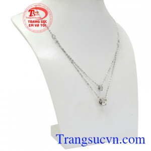 Điểm nhấn của sản phẩm chính là những viên CZ sáng lấp lánh, phay sáng bóng. Dây chuyền liền mặt độc đáo