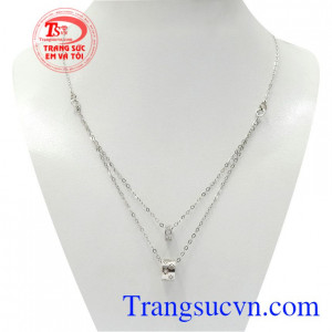 Dây chuyền liền mặt độc đáo được thiết kế mới lạ, chạm khắc tinh xảo mang lại vẻ cá tính cho nữ giới.