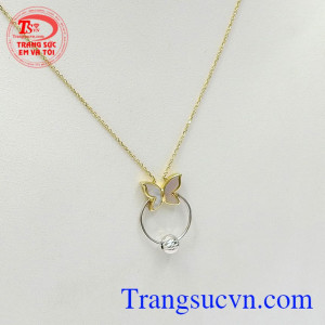 Sản phẩm chế tác bằng vàng 10k nhập khẩu nguyên chiếc từ Hàn Quốc với đường nét tinh xảo nên rất được phái đẹp ưa chuộng