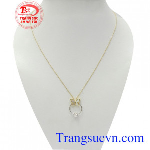 Dây chuyền liền mặt lôi cuốn thiết kế mặt dây chuyền cánh bướm và dây chuyền vàng mảnh tôn lên sự nhẹ nhàng, nữ tính và phong cách cho người đeo