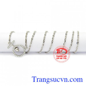 Đây sẽ là dây chuyền khiến hội chị em mê mẩn và mong chờ. Dây chuyền liền mặt ngọt ngào