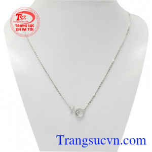 Dây chuyền liền mặt ngọt ngào là một mẫu mới của trang sức Em và Tôi, kiểu dáng trẻ trung.