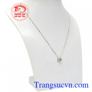 Với thiết kế nhẹ nhàng, tinh tế là món quà vô cùng ý nghĩa để dành tặng người yêu thương. Dây chuyền liền mặt nhỏ xinh