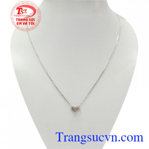 Dây chuyền liền mặt phong cách kết hợp đầy tinh tế giữa dây chuyền vàng trắng mảnh mai và mặt dây hình trái tim đính đá xinh xắn