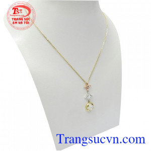 Dây chuyền vàng gắn đá mới lạ, kết hợp tinh tế mang lại sự dịu dàng, sang trọng và đẳng cấp cho phái đẹp