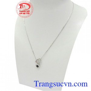 Dây chuyền nữ vàng dễ thương phù hợp nhiều phong cách thời trang và trang phục đa dạng, tạo nên phong cách riêng cho người đeo