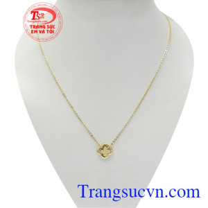 Dây chuyền vàng tây thu hút thiết kế mặt dây hình sao 4 cánh là biểu tượng mang lại sự may mắn và bình an cho người đeo