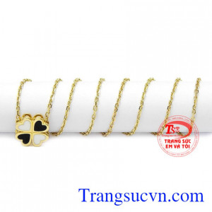 Sản phẩm có thể kết hợp với hoa tai cỏ bốn lá sẽ khiến các nàng nổi bật và năng động hơn đó. Dây liền mặt cỏ may mắn